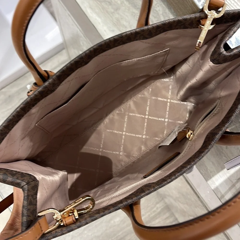 Michael Kors "Mirella" MD EW Tote Brown Shoulder Bag - 35F2G7ZT2B
Brown - Picture 10 of 16